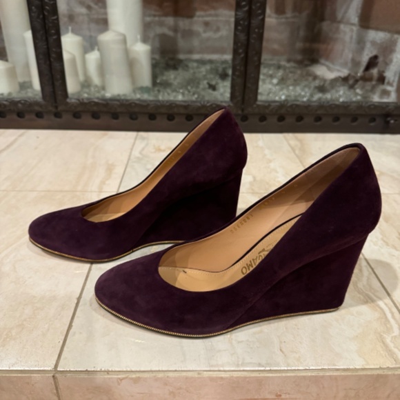 Salvatore Ferragamo Wedge Pumps 9B Plum Purple Suede Gold Chain - Picture 13 of 13
